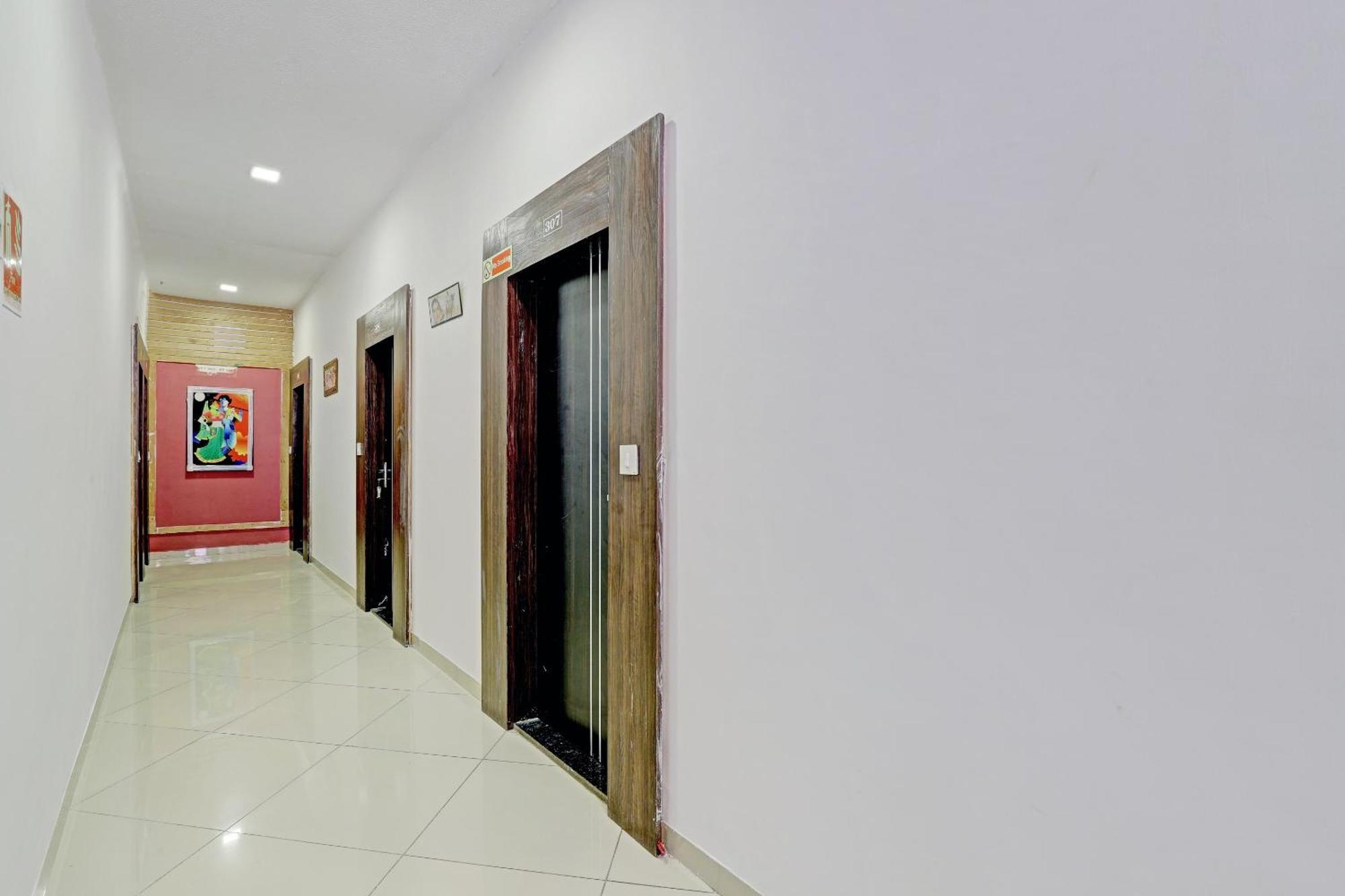 Oyo 11649 Hotel Mahima Gandhinagar Exteriör bild