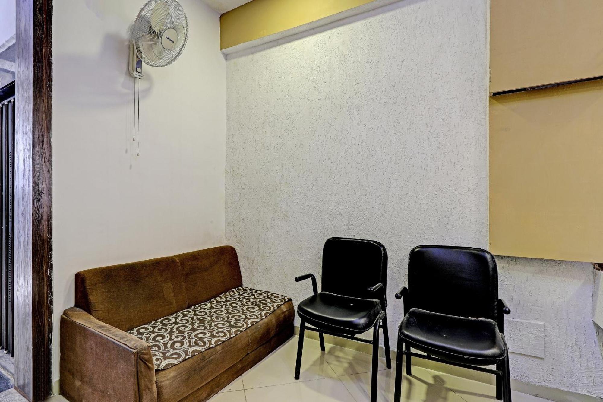 Oyo 11649 Hotel Mahima Gandhinagar Exteriör bild