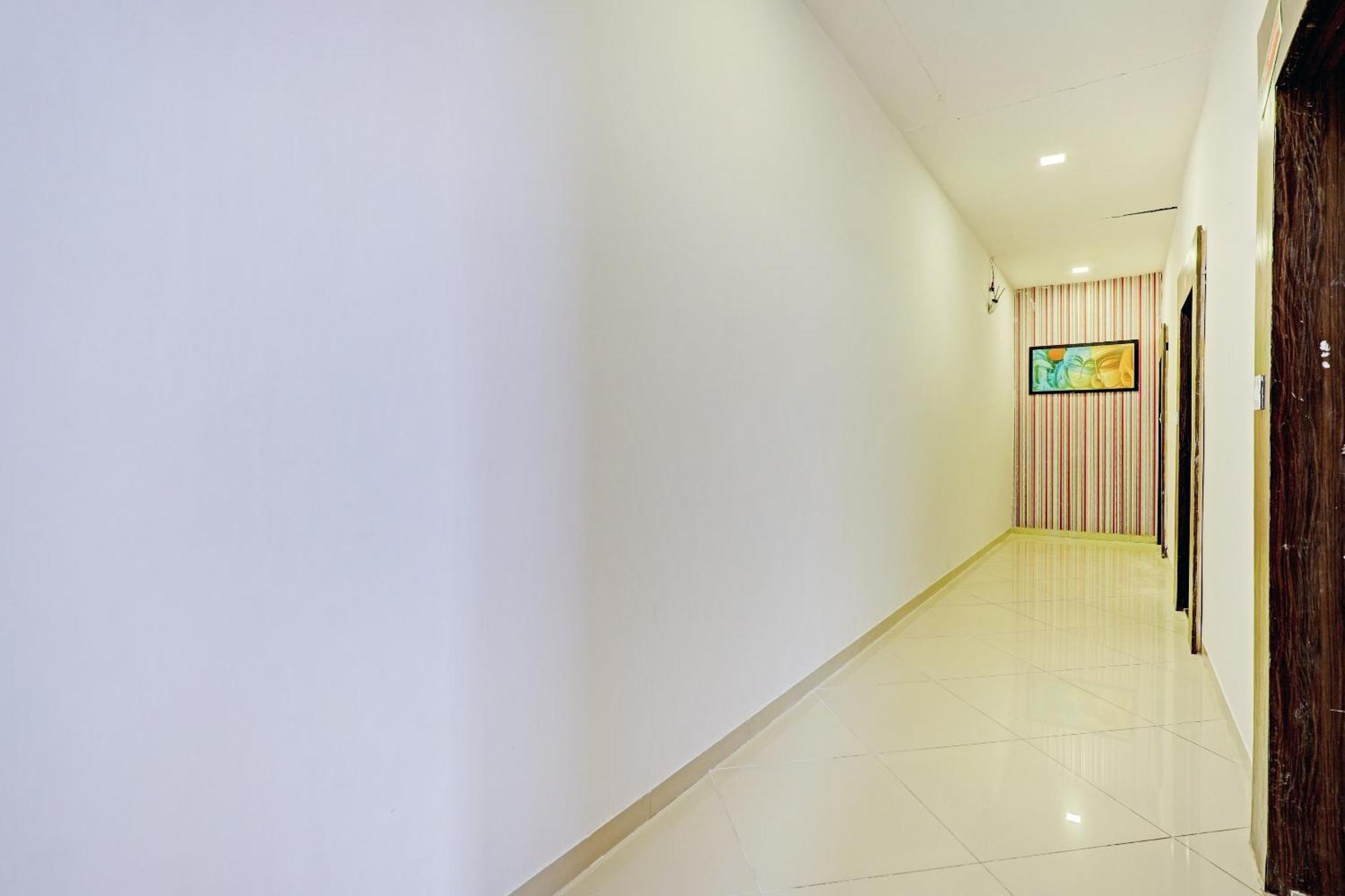 Oyo 11649 Hotel Mahima Gandhinagar Exteriör bild
