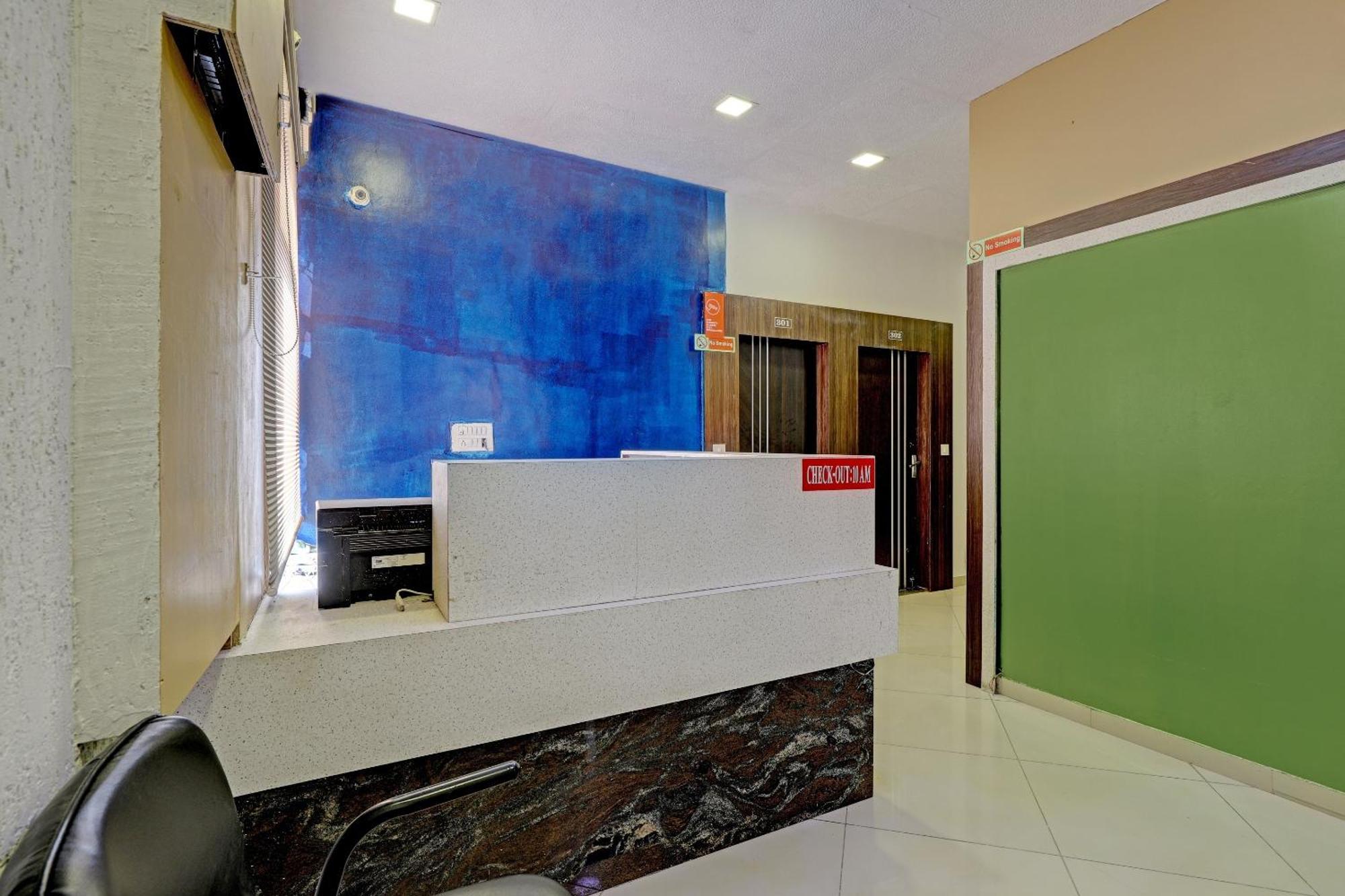 Oyo 11649 Hotel Mahima Gandhinagar Exteriör bild
