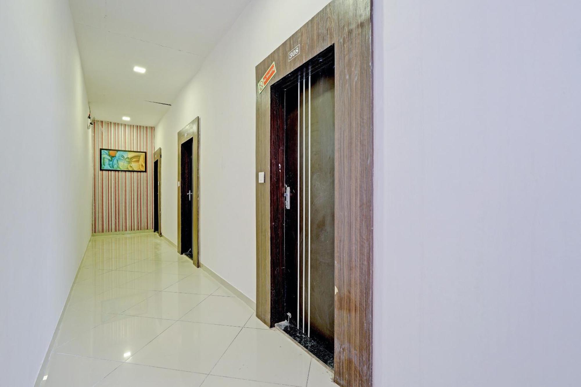 Oyo 11649 Hotel Mahima Gandhinagar Exteriör bild