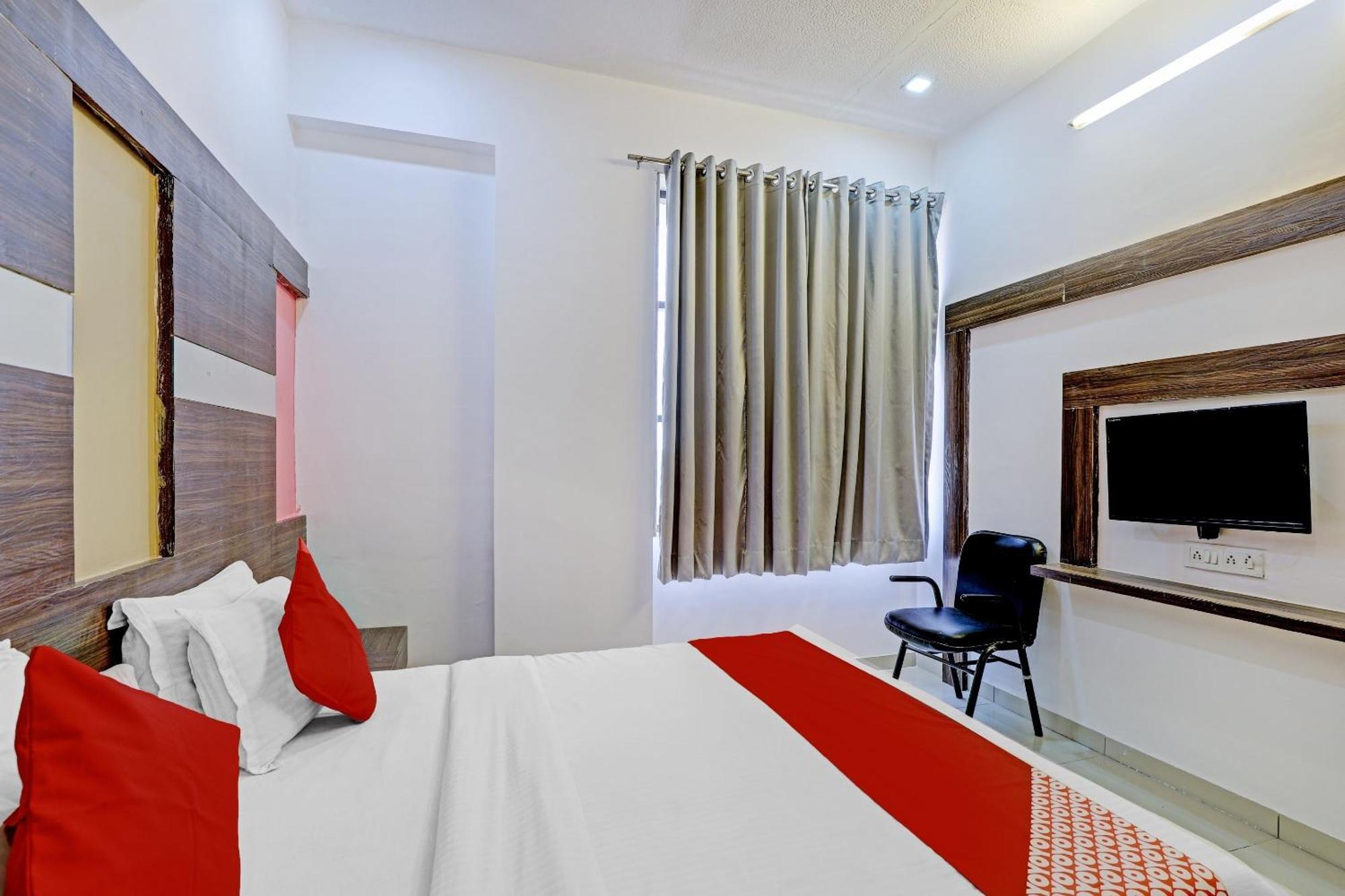 Oyo 11649 Hotel Mahima Gandhinagar Exteriör bild