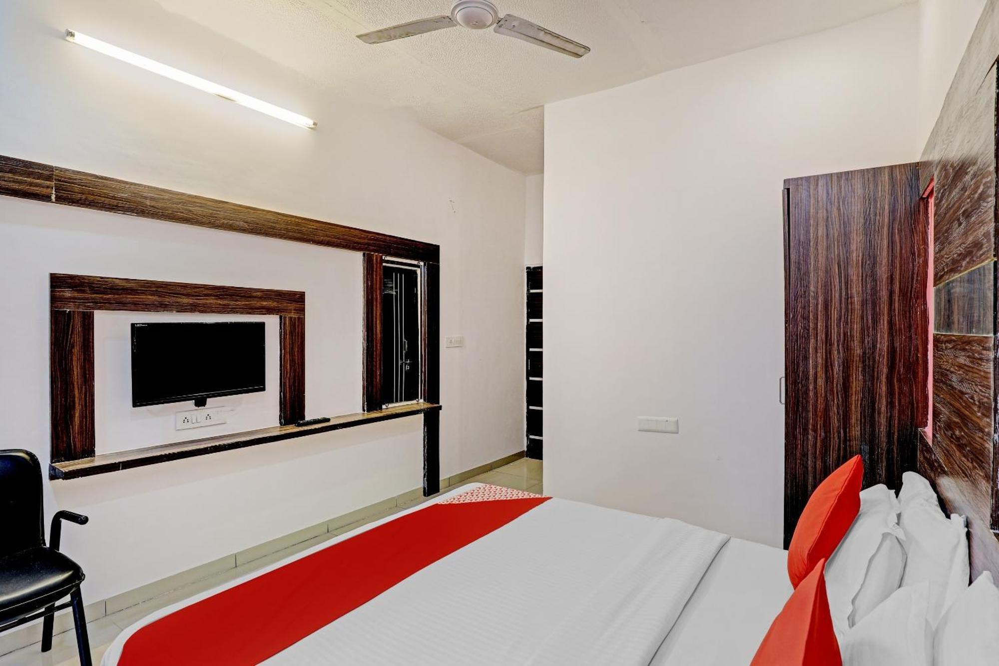 Oyo 11649 Hotel Mahima Gandhinagar Exteriör bild