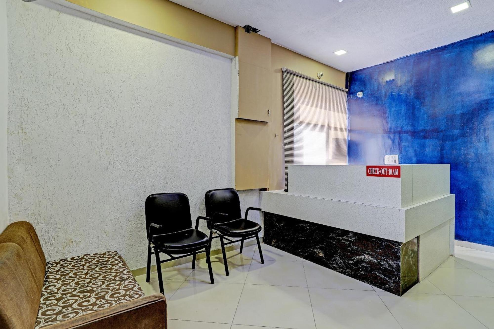 Oyo 11649 Hotel Mahima Gandhinagar Exteriör bild