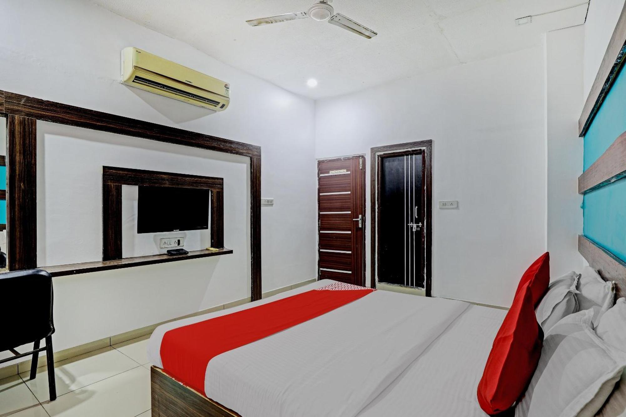 Oyo 11649 Hotel Mahima Gandhinagar Exteriör bild