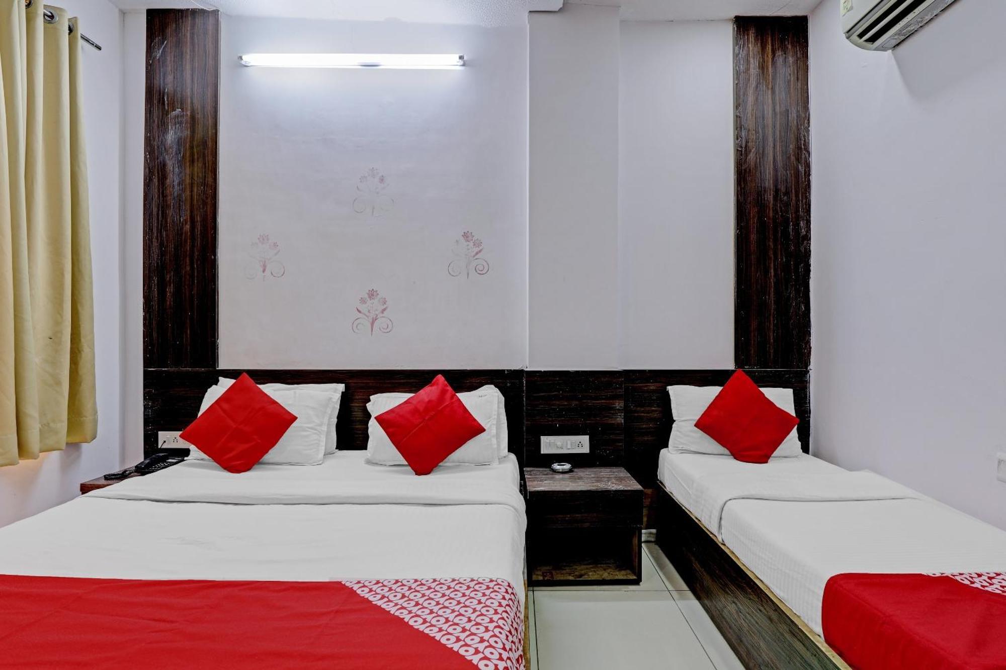 Oyo 11649 Hotel Mahima Gandhinagar Exteriör bild