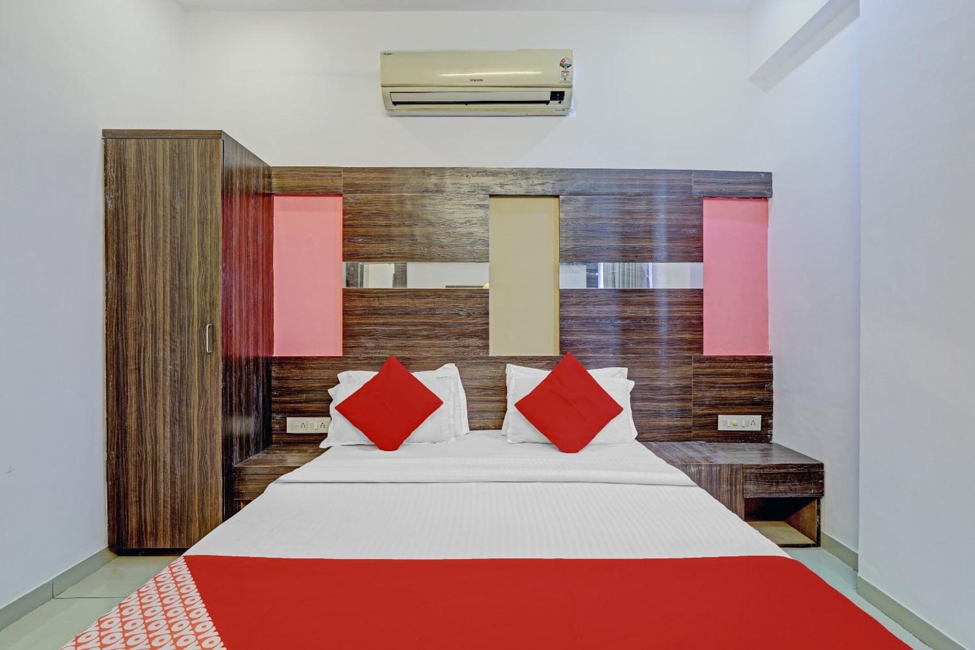 Oyo 11649 Hotel Mahima Gandhinagar Exteriör bild