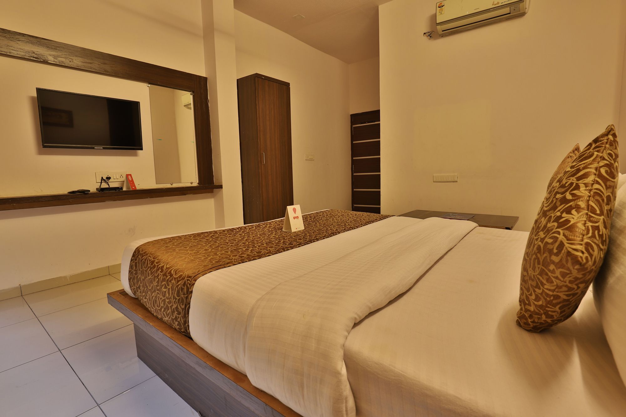 Oyo 11649 Hotel Mahima Gandhinagar Exteriör bild